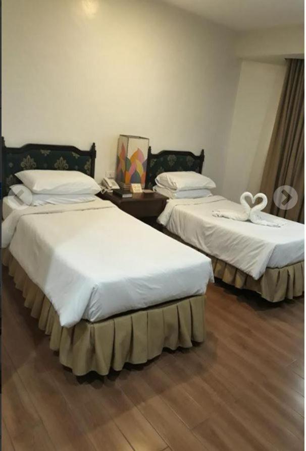 ลา เฟียสต้า โฮเต็ล Hotel อีโลอีโลซิตี้ ภายนอก รูปภาพ