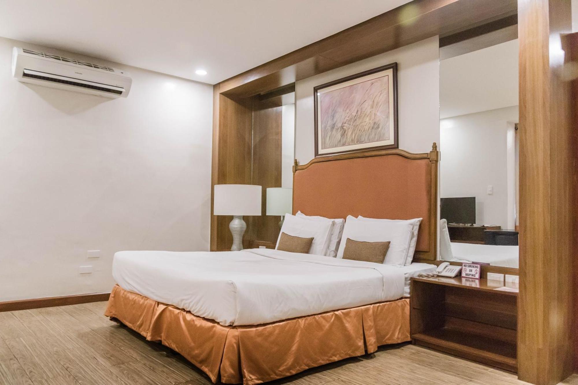 ลา เฟียสต้า โฮเต็ล Hotel อีโลอีโลซิตี้ ภายนอก รูปภาพ