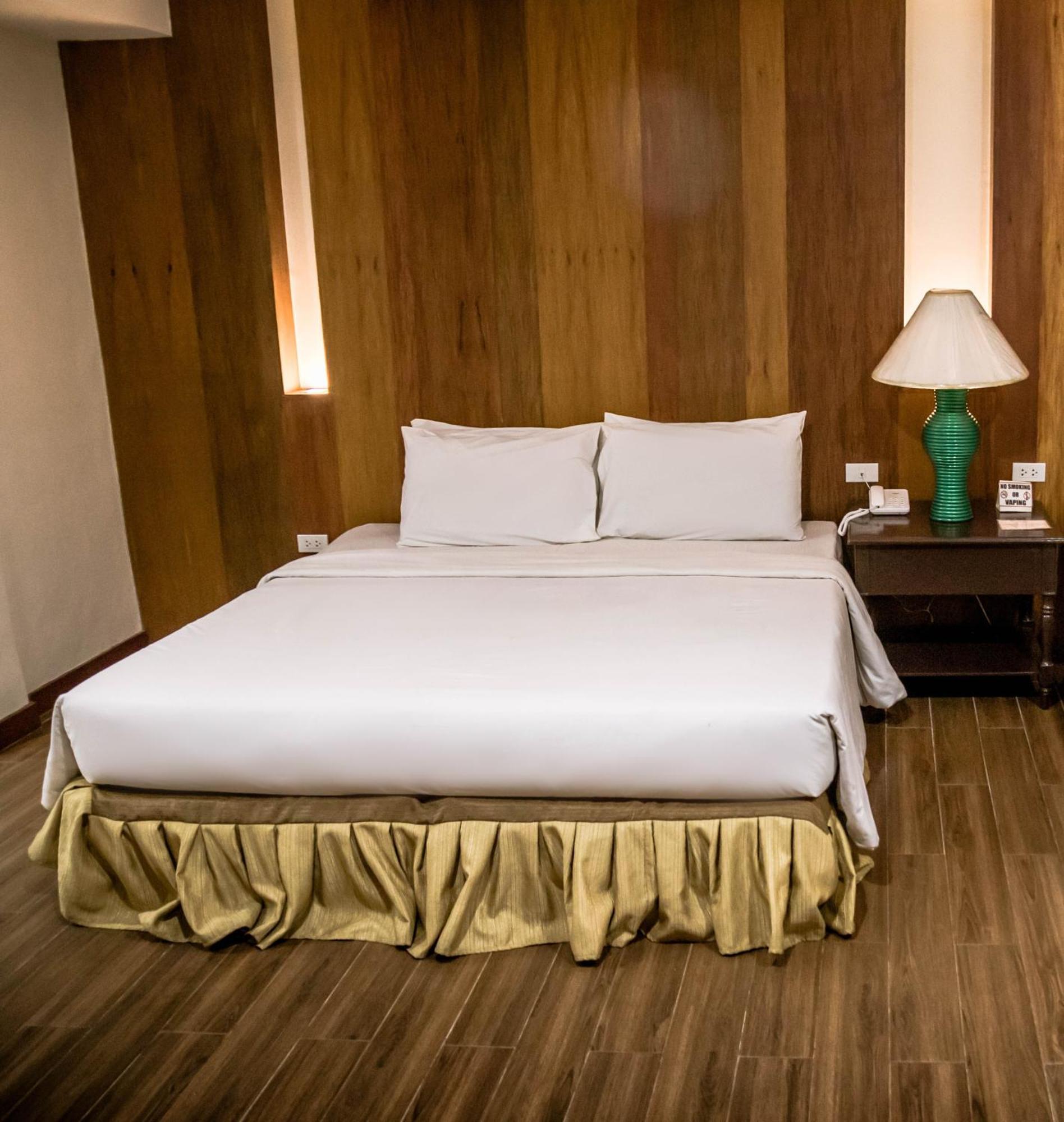 ลา เฟียสต้า โฮเต็ล Hotel อีโลอีโลซิตี้ ภายนอก รูปภาพ