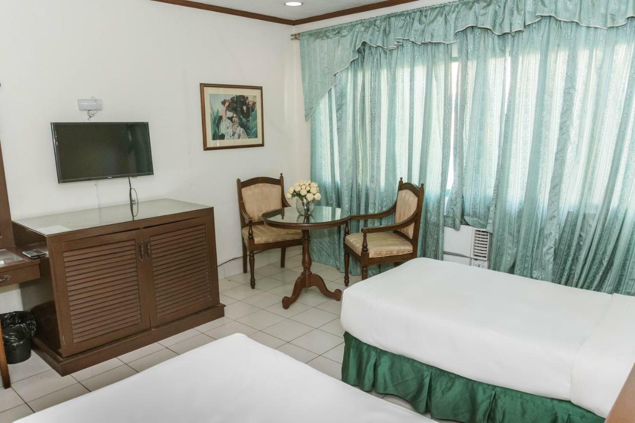 ลา เฟียสต้า โฮเต็ล Hotel อีโลอีโลซิตี้ ภายนอก รูปภาพ