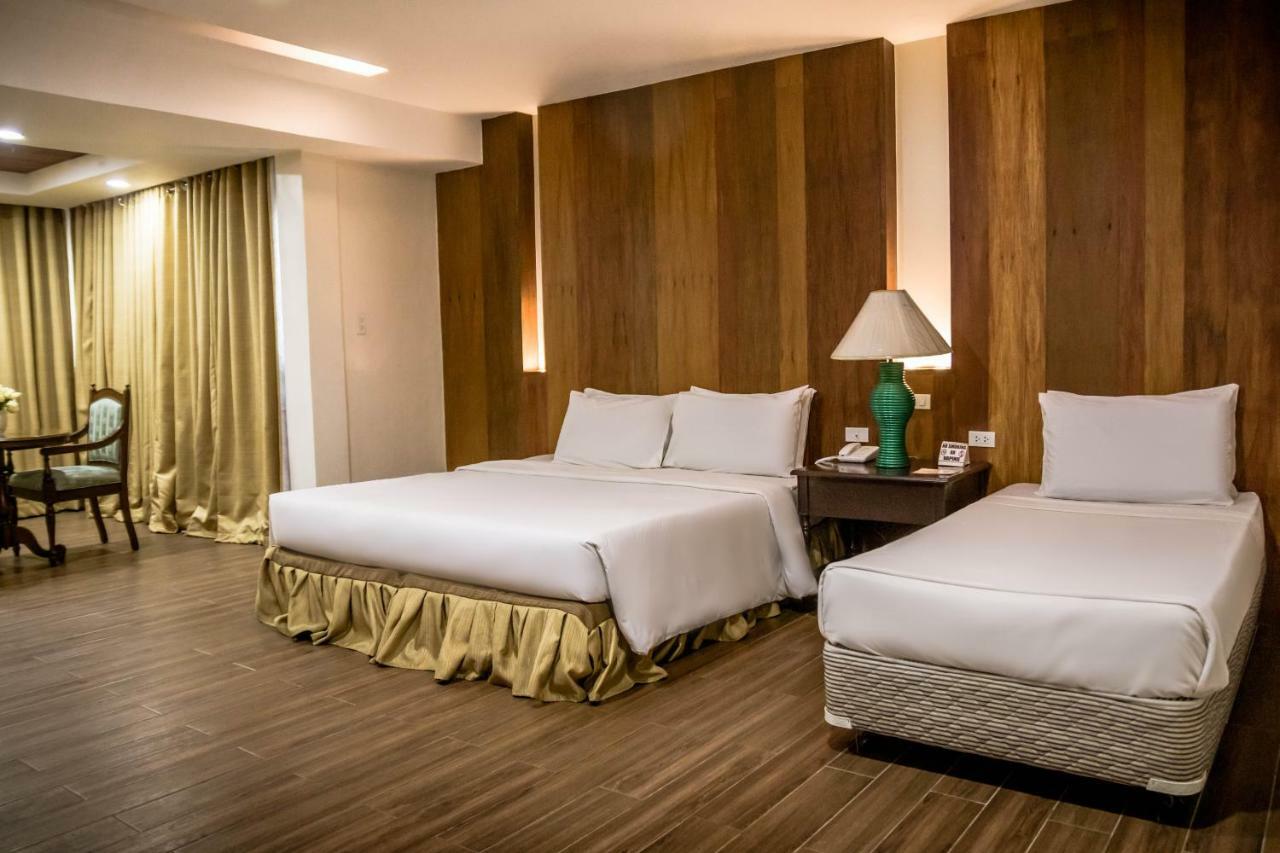 ลา เฟียสต้า โฮเต็ล Hotel อีโลอีโลซิตี้ ภายนอก รูปภาพ
